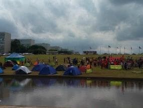 MTST ocupa acampamento anti-Dilma em frente ao Congresso