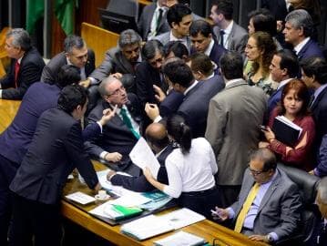 Deputados querem explicações de Cunha sobre conta na Suíça