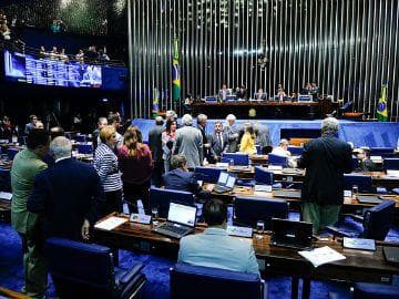 Senado conclui reforma política com proibição de doações empresariais