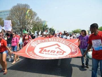 Manifestantes pró-Dilma fizeram caminhada de apoio ao governo