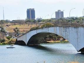 Distrito Federal retira de ponte homenagem a presidente militar do AI-5