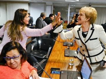 Reforma: senadores aprovam cota de mulheres e menos custos de campanha