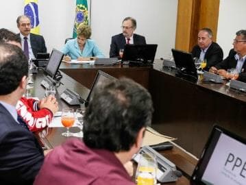 Governo edita MP para evitar demissões e custeia parte de salários