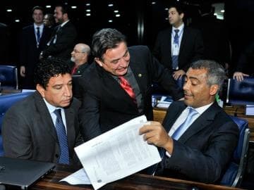 Romário protocola CPI da CBF com apoio de mais da metade do Senado