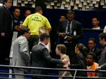 Manifestantes antiajuste tumultuam votação no Senado