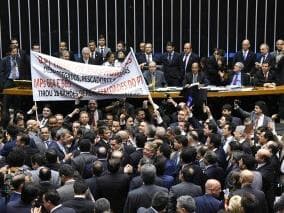 Parlamentares brigam e manifestantes são expulsos após abaixarem as calças