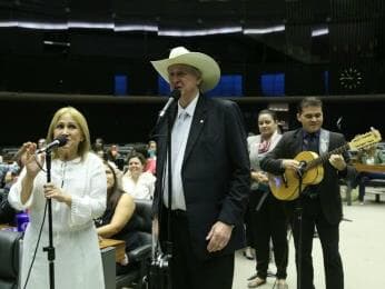 Ao lado da esposa, Sérgio Reis canta 'Panela velha' no plenário da Câmara