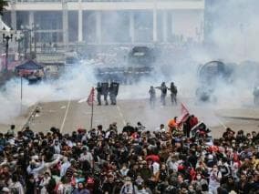 Protesto em Curitiba termina com 170 manifestantes e 20 policiais feridos