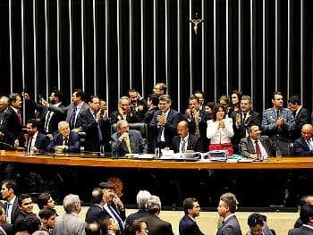 Câmara altera texto de MP sobre servidores de ex-territórios