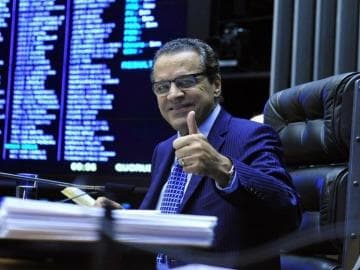 Dilma confirma Henrique Alves como ministro do Turismo