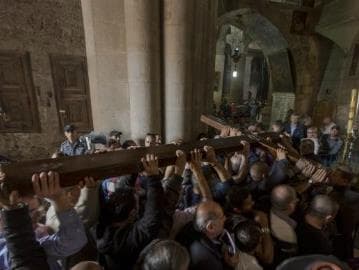 Centenas de católicos celebram Paixão de Cristo em Jerusalém