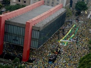 PM diz que 1 milhão protestam na Avenida Paulista