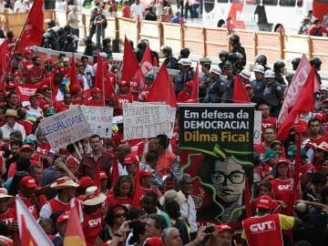 Ato em defesa de Dilma movimenta Avenida Paulista