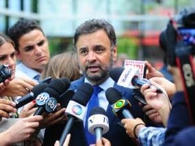 Aécio enquadra deputados do PSDB por Júlio Delgado