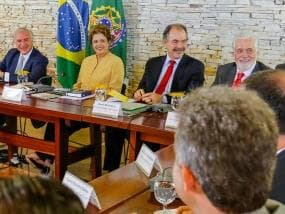 Dilma defende 'medidas corretivas' na economia