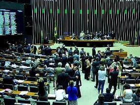 Deputados elevam os próprios salários a R$ 33,7 mil