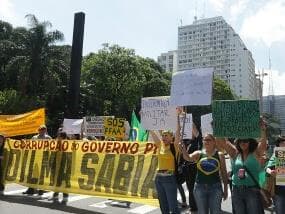 Manifestantes fazem ato contra Dilma em São Paulo