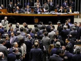 Após 19 horas, Congresso aprova nova meta fiscal