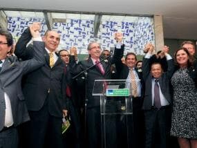 Eduardo Cunha se lança candidato e prega independência da Câmara