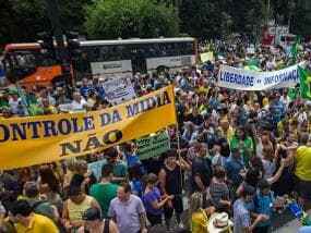 Manifestantes vão às ruas contra Dilma em capitais