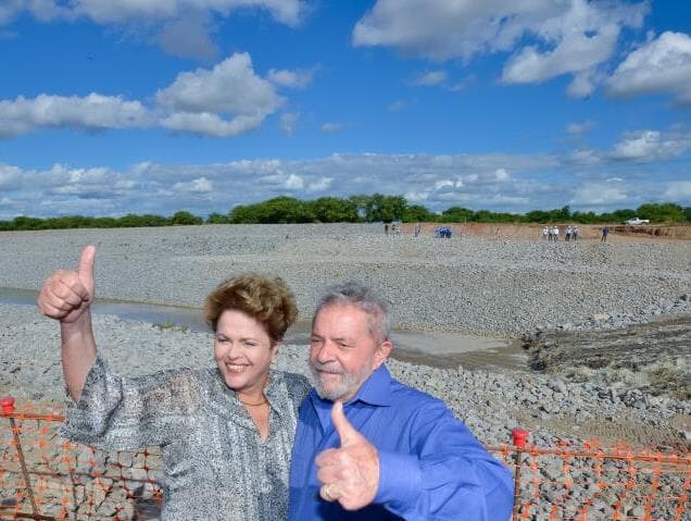 Aécio diminui críticas a Dilma, que surfa "onda vermelha"