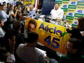 Ataque 'apequena' biografia de Lula, diz Aécio