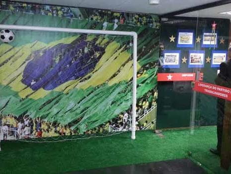 Veja as fotos: gol, rede, grama e bolas decoram Liderança do PT na Câmara