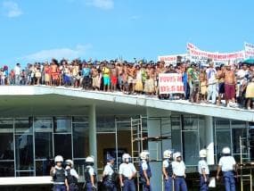 Índios sobem no teto do Congresso e vão ao STF contra deputados