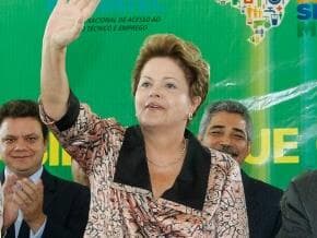 Dilma defende política econômica e diz que inflação está sob controle