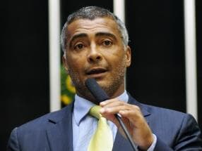 Romário recusa bafômetro pela terceira vez e tem carteira apreendida