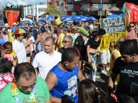 Carnaval em Brasília tem sátira política e baile para crianças