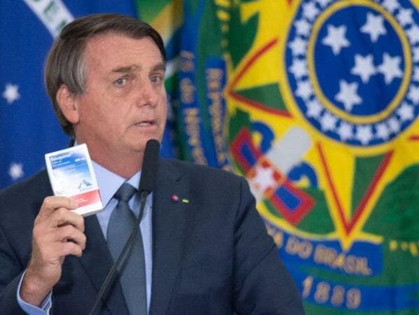 Bolsonaro volta a defender ivermectina e hidroxicloroquina e ataca cartão vacinal