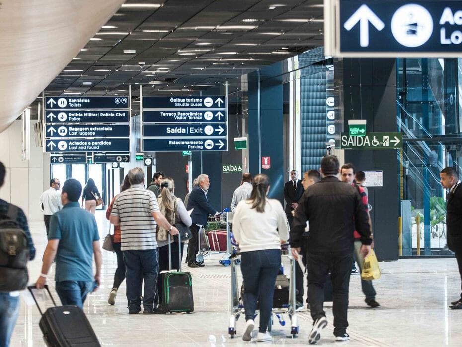 Brasil dispensa comprovante de vacinação para viajantes. Veja as regras