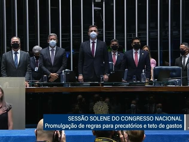 Congresso promulga parte da PEC dos Precatórios que permite Auxílio Brasil