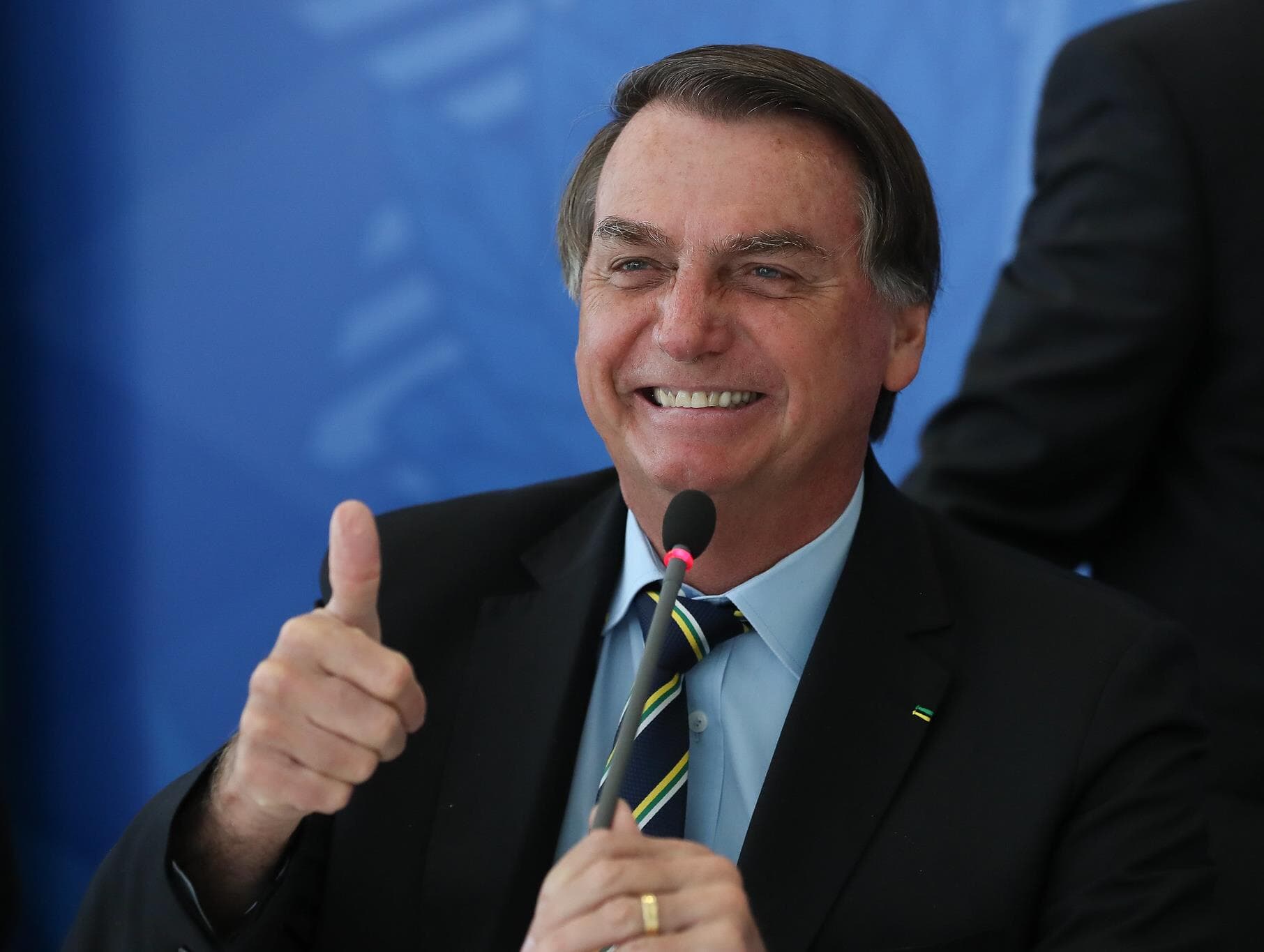 Bolsonaro desmente a si mesmo sobre eficácia de vacinas