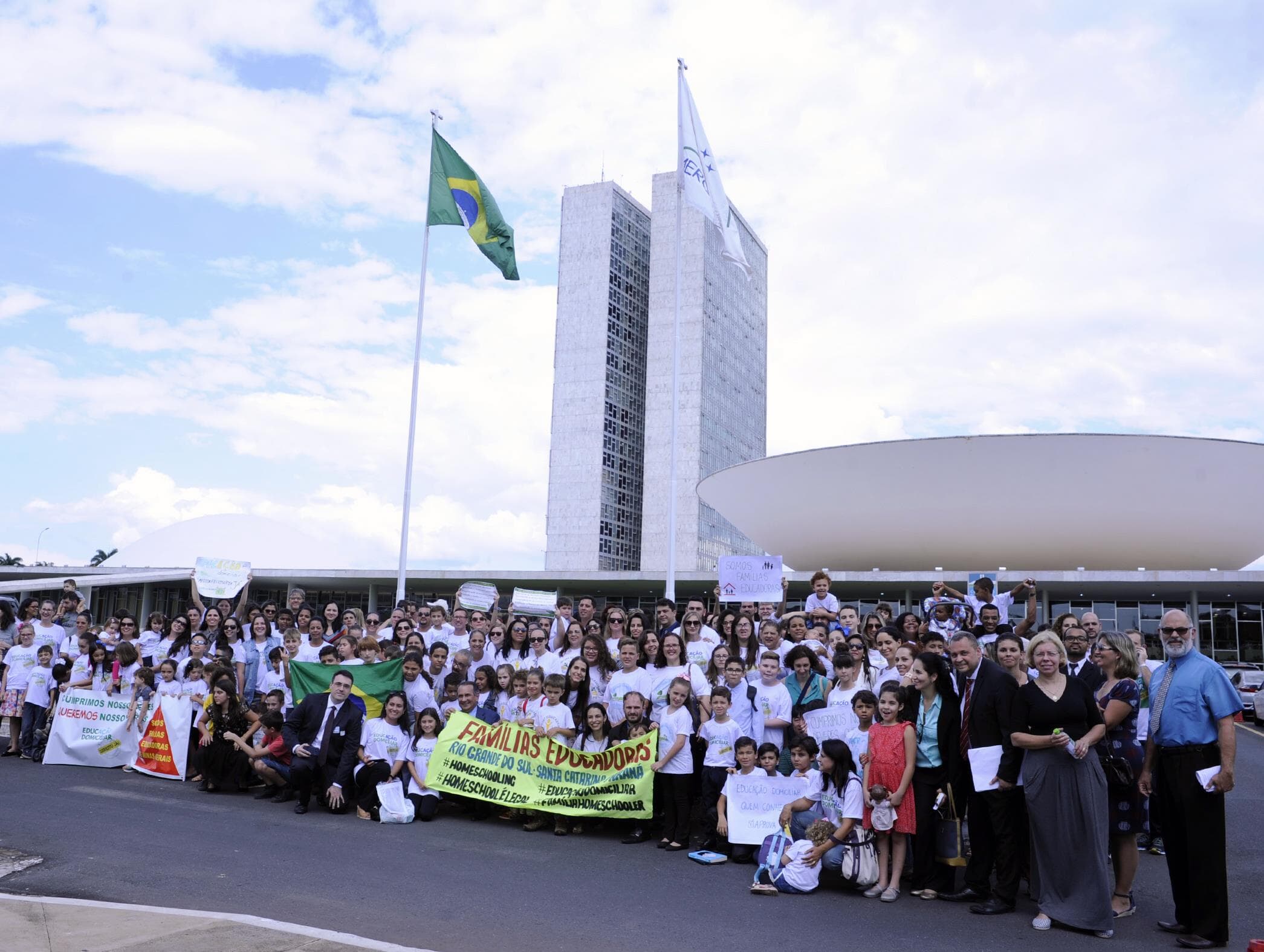 Adeptos do ensino domiciliar temem demora no projeto do governo: "famílias estão sendo humilhadas nos tribunais"