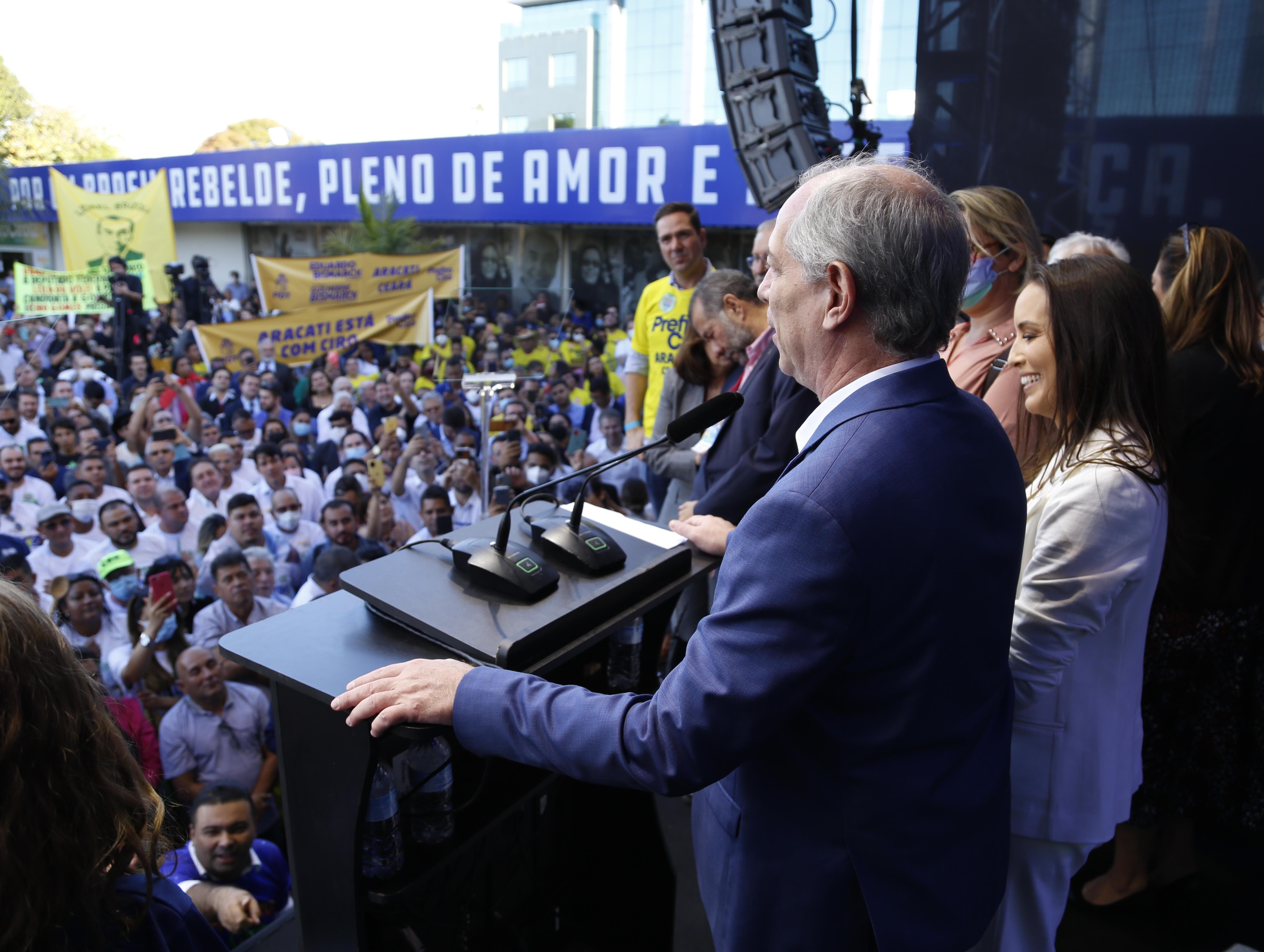 Candidato do PDT, Ciro Gomes acena às mulheres e diz que "lulismo pariu Bolsonaro"