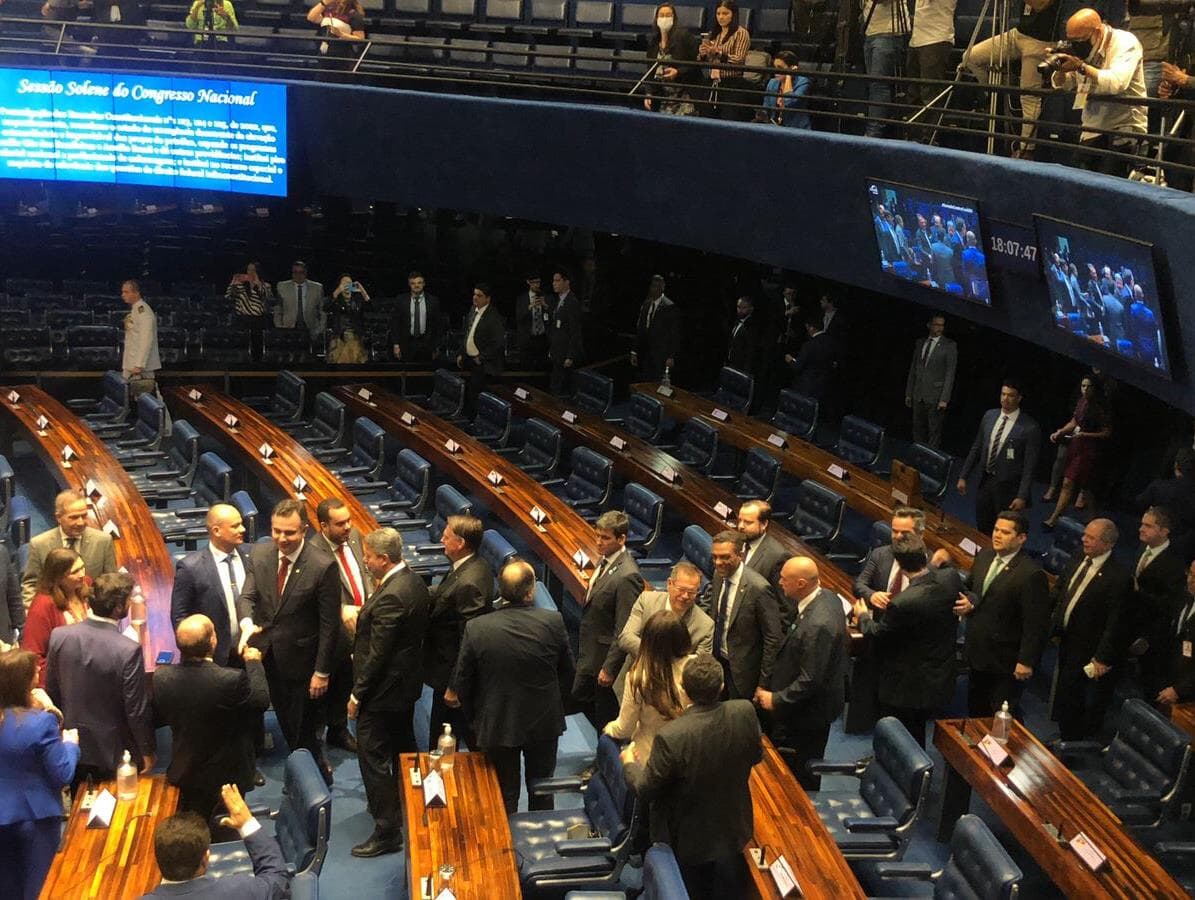 Bolsonaro vai ao Senado e acompanha sessão de promulgação da PEC dos Auxílios