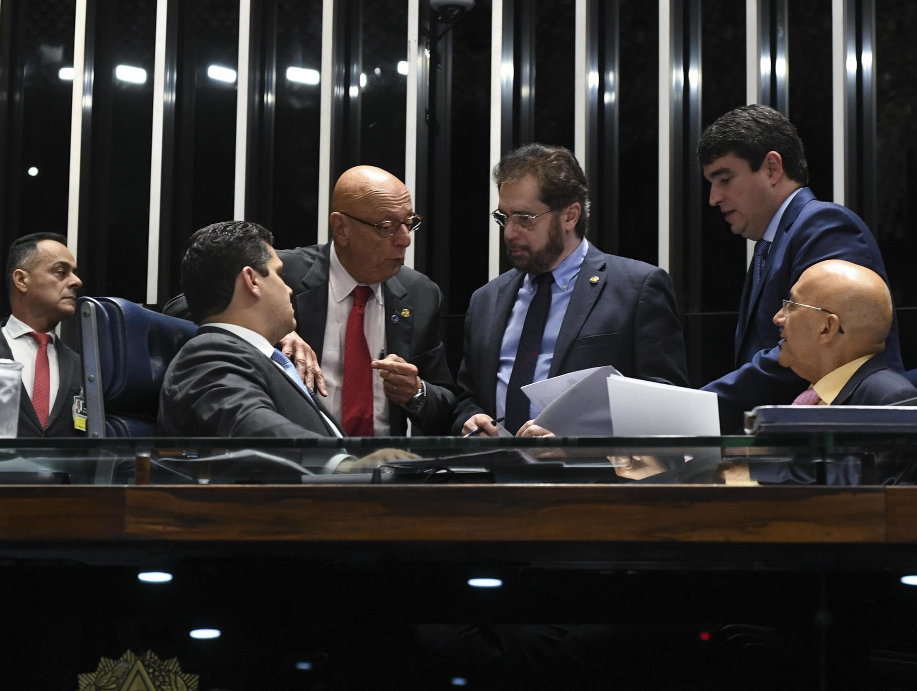 Abaixo-assinado de senadores chama Olavo de "astrólogo e aspirante a analista político"