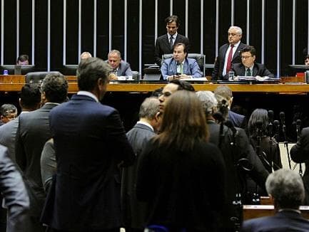 Deputados aprovam PEC dos Precatórios em primeiro turno