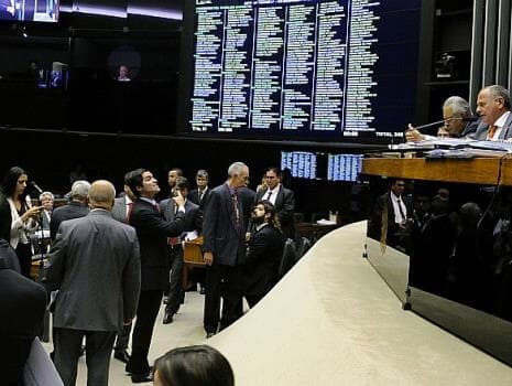 Câmara aprova renegociação de dívidas que beneficia os próprios parlamentares