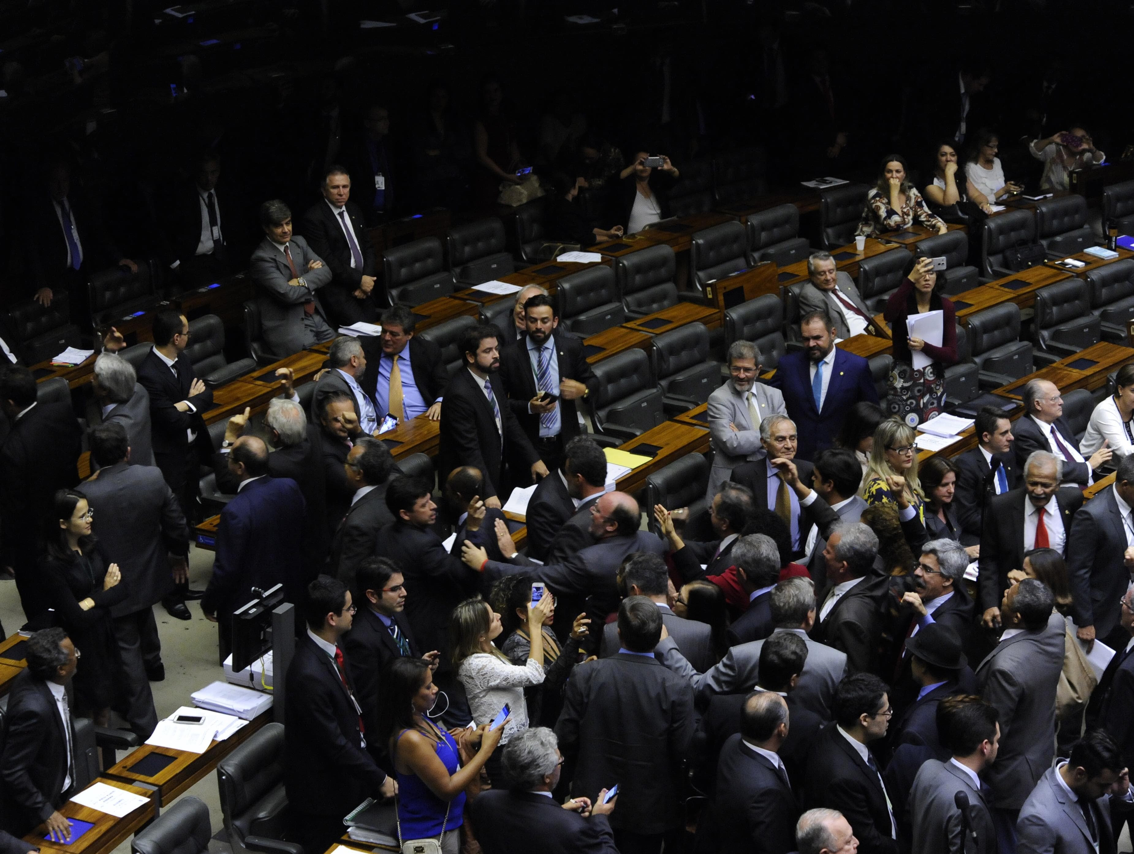 Oposição chega dividida na véspera da votação de denúncia contra Temer