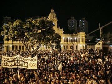 Estudantes, artistas e políticos promovem ato por eleições diretas em Belo Horizonte