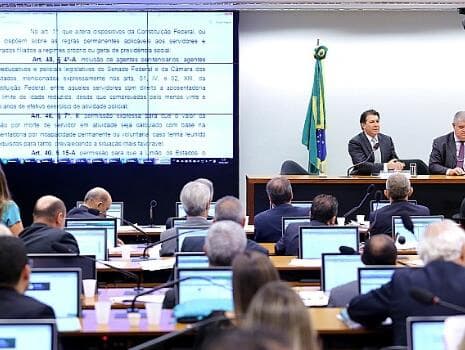 Relator inclui policiais legislativos e agentes penitenciários em regra especial de aposentadoria