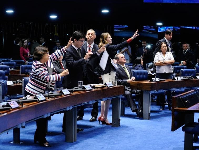 Reforma trabalhista enfrenta primeira batalha no Senado