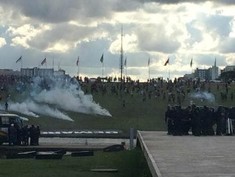 Índios tentam entrar no Congresso e são reprimidos com bombas de gás e efeito moral; veja imagens