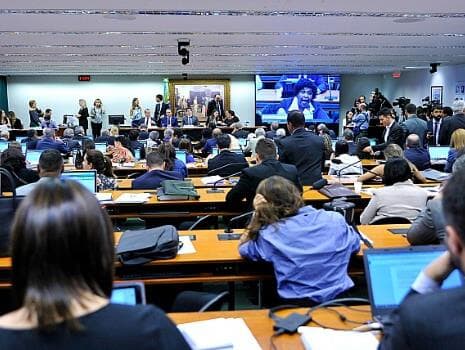 Comissão aprova relatório da reforma trabalhista. Veja como cada deputado votou