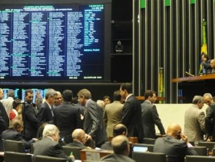 Parlamentares devedores da Receita moldam novo Refis em causa própria