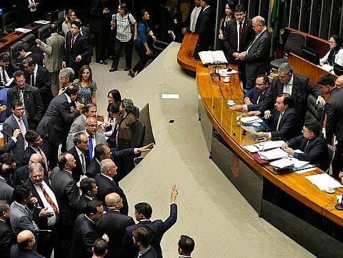 Crescem as faltas na Câmara; confira a assiduidade de cada deputado em 2016