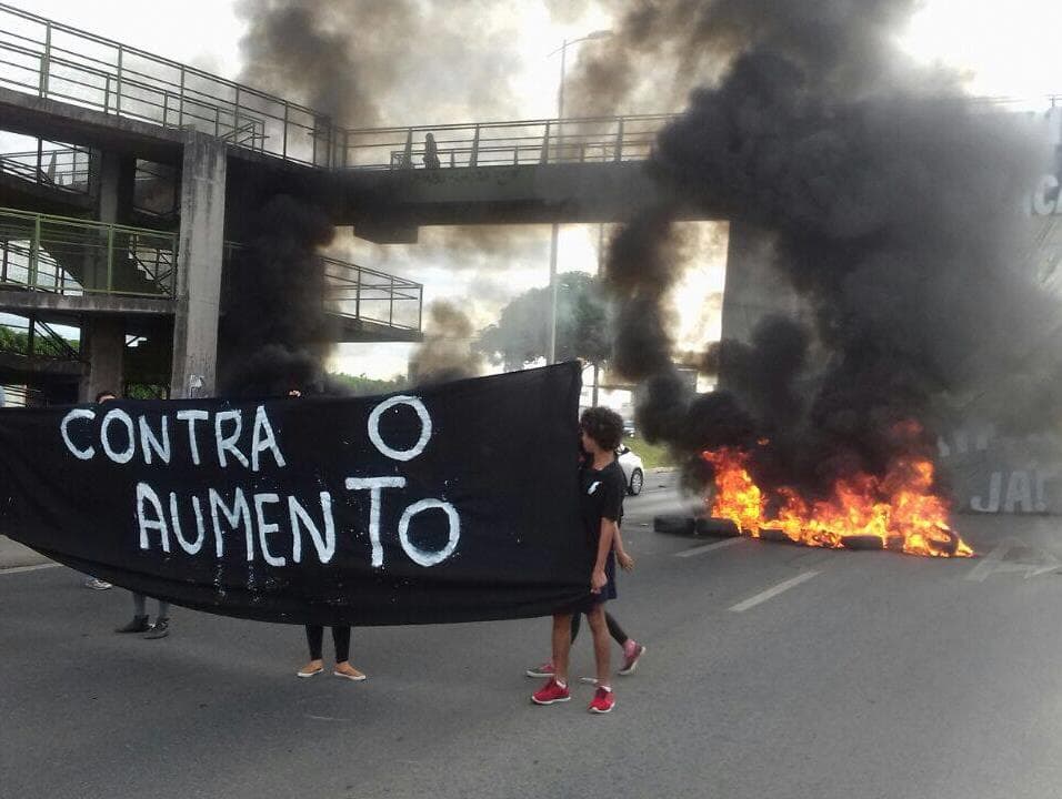 Grupo fecha estrada e marca protesto na Câmara Legislativa contra aumento de passagens